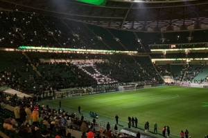 亞冠二國(guó)安戰(zhàn)麥克阿瑟賽前，北看臺(tái)球迷用手電筒組成冠軍獎(jiǎng)杯形狀