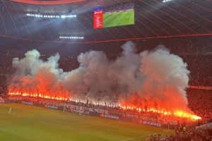 圖片報：拜仁極端球迷組織精心策劃了煙火表演，將被禁賽+罰款