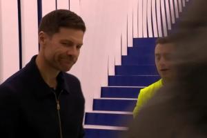 馬卡：阿森西奧被拉拽主裁未判點球，阿隆索中場休息找裁判交流