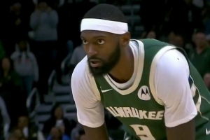 性情中人！波蒂斯轉(zhuǎn)身后仰中投命中 咆哮挑釁吃T&被布朗推了一把