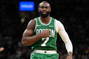 難阻失利！杰倫·布朗17投10中&罰球9中8空砍30分3板3助