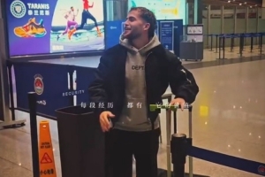 博主：國(guó)安外援古加今天凌晨離開北京，工作人員、部分球迷送機(jī)