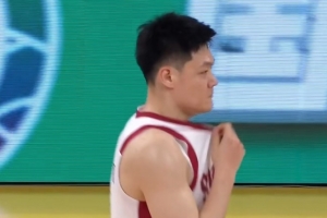 你控制下?。垖幏磽尫敢?guī)7分鐘個(gè)人已經(jīng)3犯 僅拿1板1助