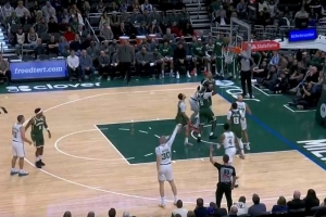 繳械投降！末節(jié)5分26秒綠軍換替補練兵 布朗場下?lián)粽乒膭铌犛? >
                                        </div>
                                    </div>
                                                                        <div   id=