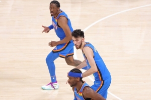 布克：雷霆防守很有侵略性&小動(dòng)作很多 但從不在你投籃時(shí)犯規(guī)