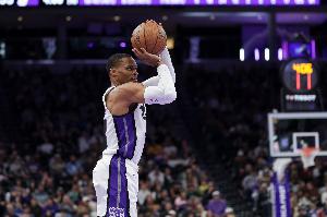 止血！威少外線被放空 晃動后出手三分洞穿籃心