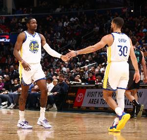 庫(kù)里：外界有太多庫(kù)明加是否適合勇士的言論 我們?nèi)员в泻芨咂谕? >
                                        </div>
                                    </div>
                                                                        <div   id=