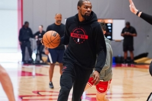 備戰(zhàn)快船！火箭官方曬出球隊訓(xùn)練照 全員狀態(tài)輕松KD眼神專注