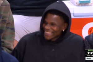 疑似互動(dòng)？庫里連續(xù)點(diǎn)飛穩(wěn)穩(wěn)命中三分后 場下華子笑得更開心了