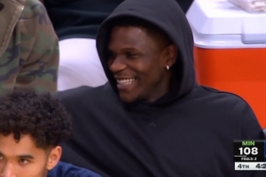 這么開心的嘛！穆迪追身三分再進(jìn)追到差4分 愛德華茲場下呲牙笑