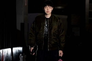 與奧登合照&布置了小圣誕樹！楊瀚森曬近照：12月??