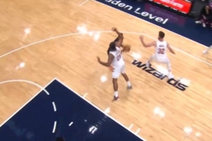 開始發(fā)力！麥科勒姆三罰后虛晃中投打板2+1 連砍6分帶隊反超！