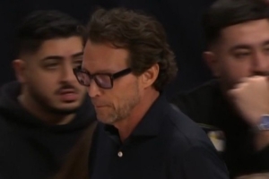 沖進(jìn)場內(nèi)！詹金斯沖筐造犯規(guī)斯奈德不滿判罰抱怨吃T