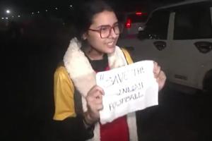 FIFA排名僅142！梅西印度行期間 一名女孩舉“救救印度足球”標語