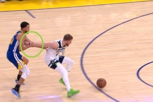 關(guān)鍵球！庫里逼迫迪文岑佐失誤 森林狼挑戰(zhàn)成功&改判庫里犯規(guī)