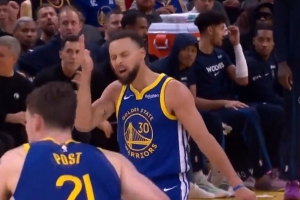 針對性打擊！庫里強攻戈貝爾得手 隨后正面顏射三分