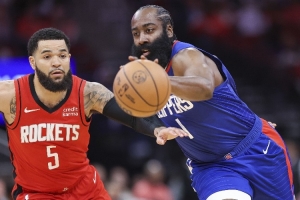 范弗里特：巔峰哈登在跳球完就得包夾他 我們用box-1防他