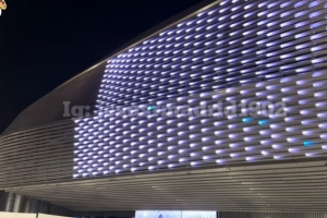 博主曬畫(huà)面：伯納烏球場(chǎng)在夜晚進(jìn)行外景燈光測(cè)試