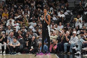 解說：馬刺對(duì)雷霆“田忌賽馬”非常奏效 文班為核心攻防體系太強(qiáng)