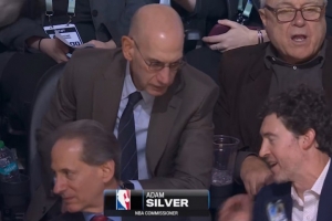 又在討論什么呢？蕭華觀戰(zhàn)尼克斯&魔術(shù)比賽 與鄰座低頭交流