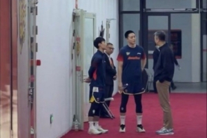 媒體人：郭士強(qiáng)指導(dǎo)今天在東莞看球？賽前與胡明軒和徐杰進(jìn)行交流