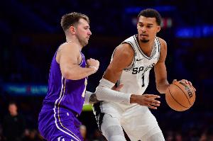 Shams：文班本想打湖人復(fù)出但被馬刺按住了 目前已通過所有測試