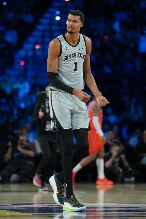 卡魯索：7尺文班和所有人都是錯(cuò)位 我兩次切到球他竟都能投進(jìn)