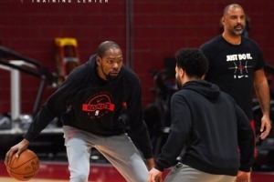 將開(kāi)啟6連客&戰(zhàn)掘湖船 火箭官方曬訓(xùn)練照：杜蘭特專(zhuān)注 申京微笑