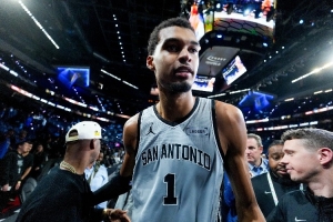 文班甘當(dāng)綠葉！馬刺眾將合力掀翻雷霆  證明球隊(duì)躋身頂尖強(qiáng)隊(duì)之列