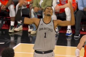 很穩(wěn)！馬刺領(lǐng)先3分點球戰(zhàn)術(shù)成功 切特2罰1中 文班怒吼慶祝！