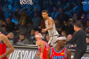 你防不住我！文班面對卡魯索打進中距離 然后手指著對手振振有詞