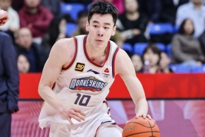 媒體人：郭昊文幾乎用一己之力錘爆廣東鋒線(xiàn) 但關(guān)鍵球處理欠火候