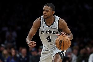 穩(wěn)健控場(chǎng)！?？怂?5中8拿到22分4助2斷1帽 三分7中3