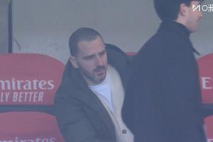 許久未見(jiàn)！前米蘭球員博努奇來(lái)到米蘭主場(chǎng)觀戰(zhàn)