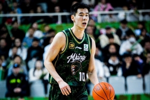 記者：這賽季CBA主打一個(gè)草莽崛起 看著誰(shuí)贏誰(shuí)都挺正常