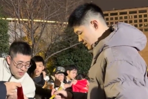 這才是優(yōu)質(zhì)偶像的標(biāo)桿！胡金秋賽后依次為球迷簽名合影