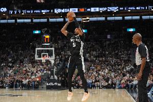 胸有激雷而面如平湖者可拜上將軍！卡斯爾進關(guān)鍵2罰 馬刺3分領(lǐng)先