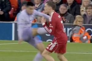 神似！迭戈·戈麥斯飛踹維爾茨染黃 10年德容飛踹阿隆索也只染黃