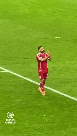 還會再見嗎？薩拉赫在動身前往非洲杯前，向安菲爾德球場鼓掌致意