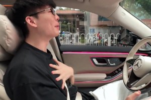 啊這！籃球網(wǎng)紅平常心的座駕奔馳邁巴赫，車標(biāo)被人掰了??