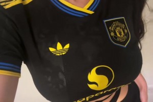 滿分??！?。〈罄蠋煟耗憬o曼聯(lián)今年這件二客球衣打幾分？