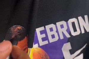 豪放！海王亞當(dāng)斯光著腳出現(xiàn)在火箭訓(xùn)練中，和杜蘭特有說有笑