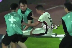 補(bǔ)時(shí)階段羅幕洛、周定洋先后倒地，浙江隊(duì)主場(chǎng)擔(dān)架隊(duì)“火速”出動(dòng)