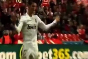 野獸般身體！當(dāng)年C羅被鏟倒后，立刻示意馬競球員再上點(diǎn)強(qiáng)度??