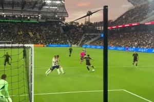 球門近距離視角，感受孫興慜射門的力量和技術(shù)