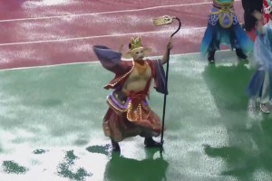 這畫風。。蘇超淮安主場中場表演：唐僧、悟空、八戒各展“神通”