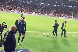 當(dāng)年C羅避免踩到馬競隊徽，球迷反手送一個中指