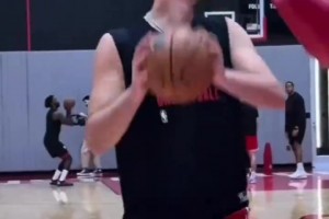 火箭訓(xùn)練營(yíng)合集 申京苦練金雞獨(dú)立真有約基奇的影子！