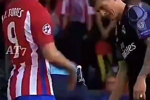 托雷斯怒推C羅！拉莫斯示意C羅用胳膊肘回?fù)??