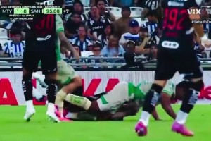 拉莫斯慘遭爆頭出血??爭球時被一腳踢中臉部，直接出血了